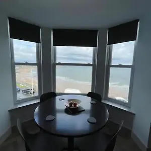 Superb 2 Bedroom Sea View Flat Scarborough